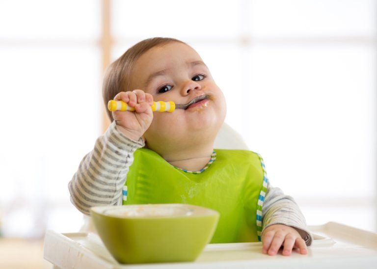 bebe-comiendo